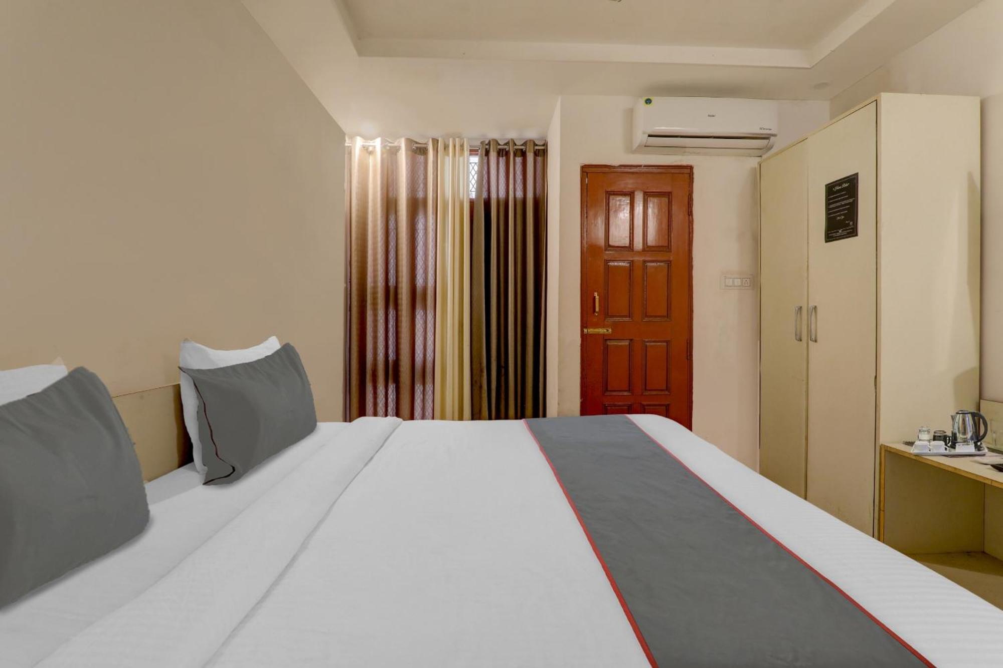 Collection O Premier Near Hazratganj Hotel Lucknow Exterior foto