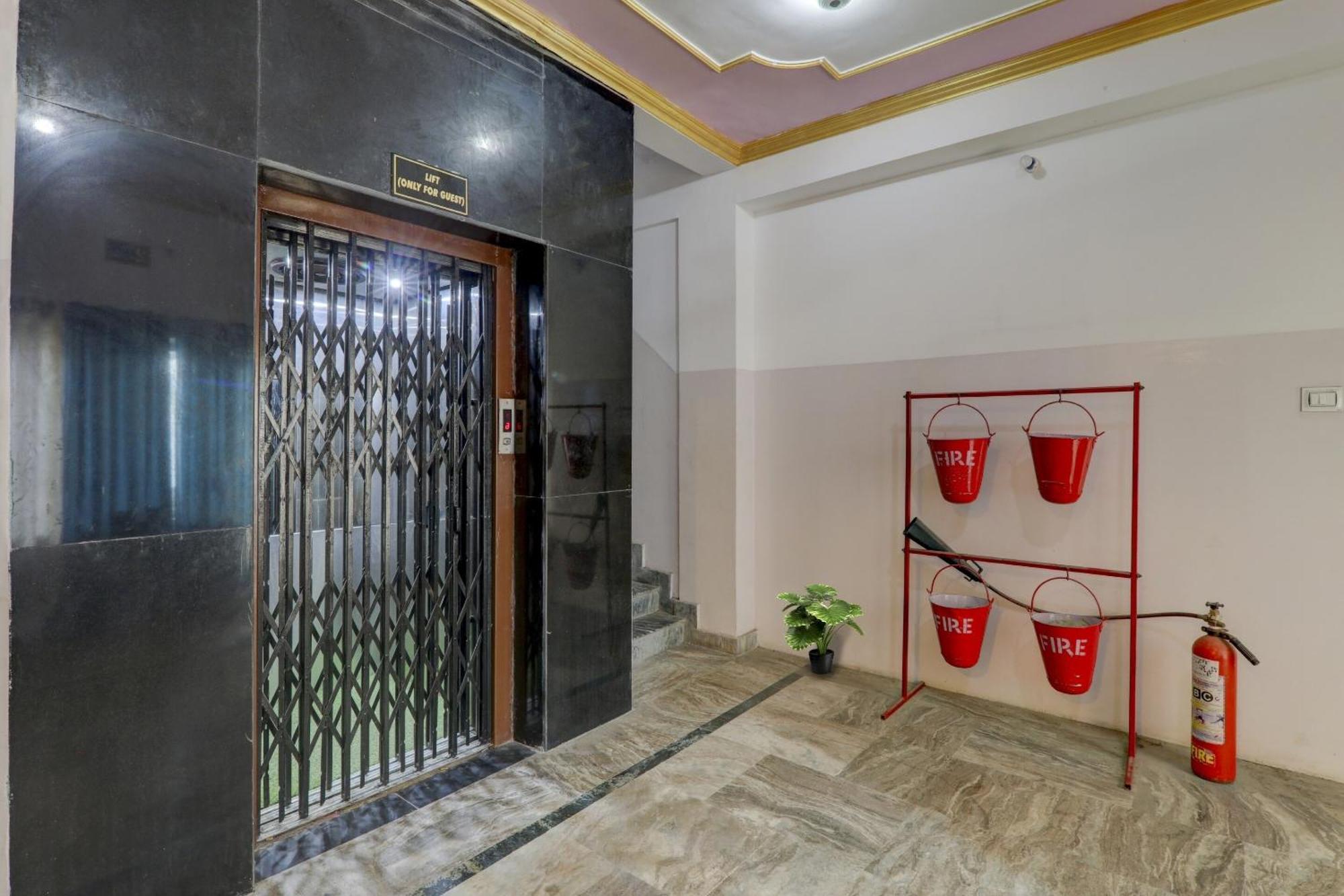 Collection O Premier Near Hazratganj Hotel Lucknow Exterior foto